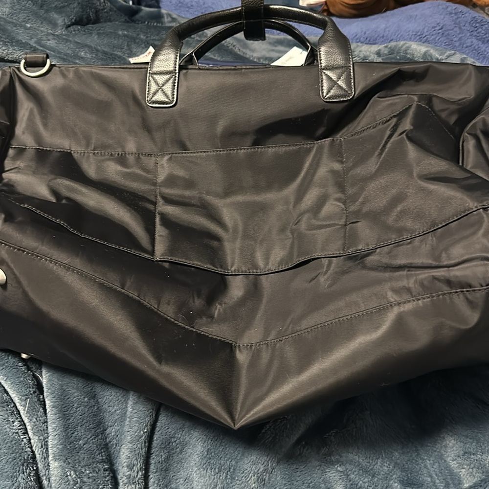 Large baggallini weekender bag with shoulder strap - Picture 2 of 3